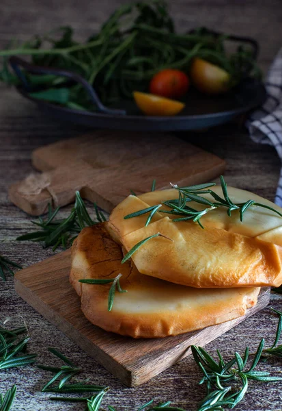 Medaglioni Provola Affumicata Tagliere Legno Con Erbe Spezie — Foto Stock