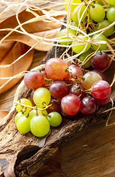 Vista Superior Fundo Outono Com Uvas Pretas Brancas Casca Árvore — Fotografia de Stock