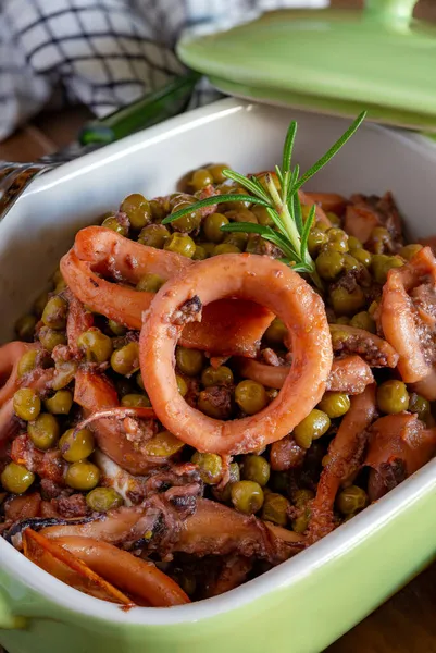 乌贼汤 用豌豆和西红柿切成圆形 — 图库照片