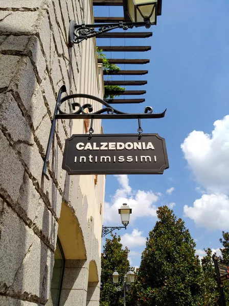 イタリア 2021年8月26日 有名なブランドCalzedoniaと下着のIntimissimiの広告看板 — ストック写真