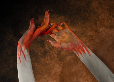 Etnik vücut boyası rengine boyanmış isimsiz kollar