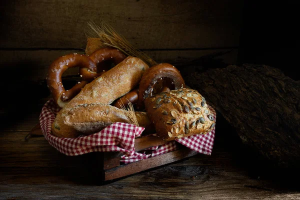 Mandje Van Verschillende Soorten Brood Met Sesamzaad Pompoen Pretzel — Stockfoto
