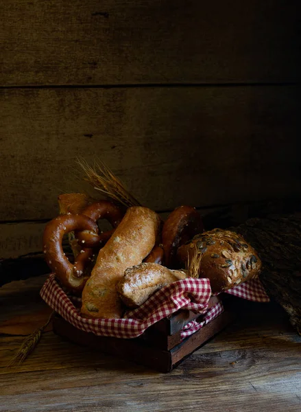 Cesta Vários Tipos Pão Com Sementes Gergelim Abóbora Pretzel — Fotografia de Stock