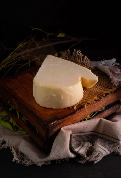 Pedazo Queso Italiano Picante Provolone Sobre Tabla Cortar Madera Rústica —  Fotos de Stock