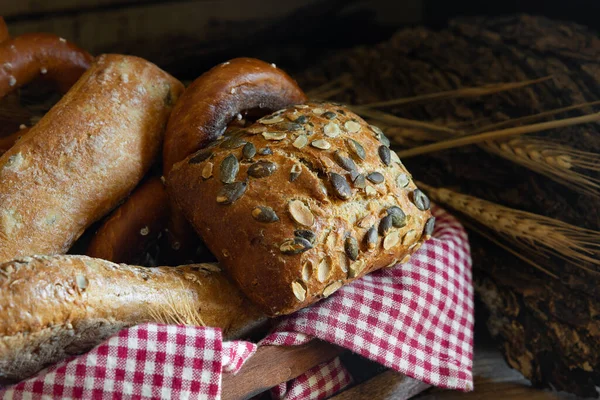 Canasta Varios Tipos Pan Con Semillas Sésamo Calabaza Pretzel —  Fotos de Stock