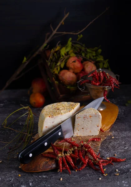 Bir Parça Talyan Caciotta Peyniri Kırmızı Biber Ile Sade Ahşap — Stok fotoğraf