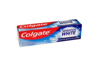 İtalya - 21 Aralık 2021: Diş macunu markası Colgate ile beyaz arkaplan resimli editör