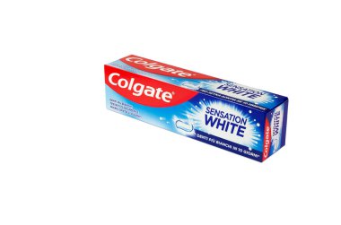 İtalya - 21 Aralık 2021: Diş macunu markası Colgate ile beyaz arkaplan resimli editör