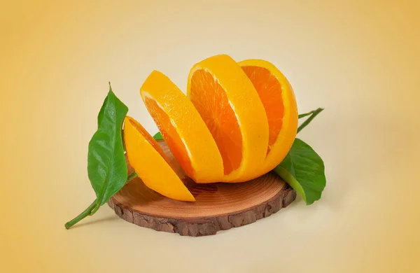 Skivad Navel Orange Akrobatisk Position Färgad Lutning — Stockfoto