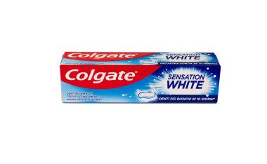 İtalya - 21 Aralık 2021: Diş macunu markası Colgate ile beyaz arkaplan resimli editör
