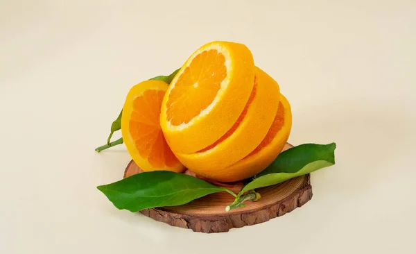 アクロバティックな色のグラデーションでネーブルオレンジをスライス — ストック写真