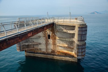 Napoli - İtalya - 17 Mart 2022: 1992 'de terk edilmiş bir çelik fabrikası olan eski Italsider di Bagnoli iskelesinin detayları
