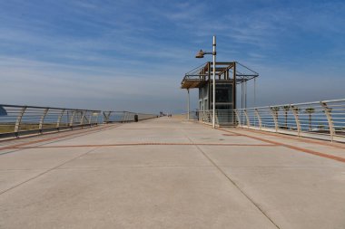 Napoli - İtalya - 17 Mart 2022: 1992 'de terk edilmiş bir çelik fabrikası olan eski Italsider di Bagnoli iskelesinin detayları