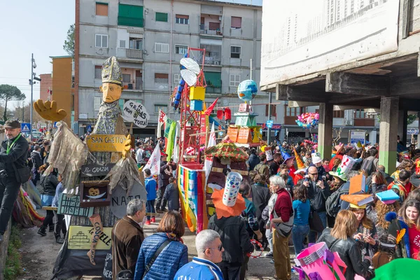 Naples, İtalya-26 Şubat 2017: 35 karnaval Scampia Gridas Felice Pignataro tarafından 1981 yılında kurulan bir Kültür Derneği.