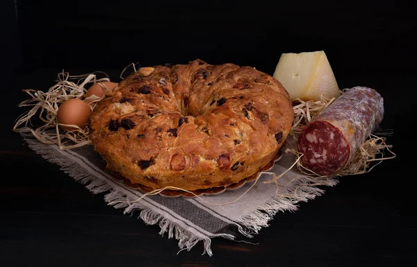 Casatiello Típico Neapolitan Com Salame Queijo — Fotografia de Stock