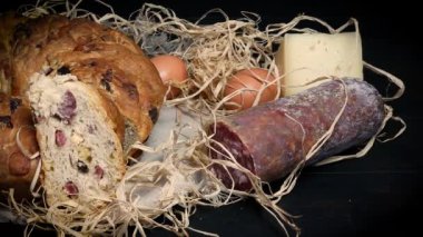Salam ve peynir ile tipik Napoliten casatiello