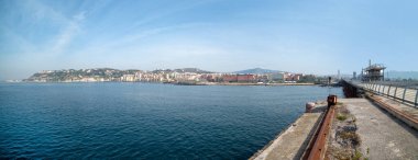 Napoli - İtalya - 17 Mart 2022: 1992 'de terk edilmiş bir çelik fabrikası olan eski Italsider di Bagnoli iskelesinin detayları