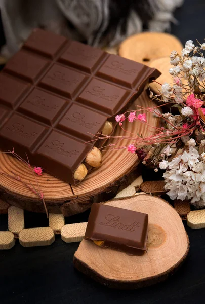 Napoli - İtalya - 22 Nisan 2022 Lindt marka fındıklı sütlü çikolata