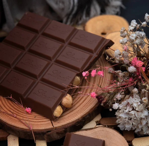 Napels Italië April 2022 Lindt Merk Chocoladereep Gevuld Met Hazelnoten — Stockfoto