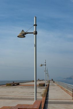 Napoli - İtalya - 17 Mart 2022: 1992 'de terk edilmiş bir çelik fabrikası olan eski Italsider di Bagnoli iskelesinin detayları