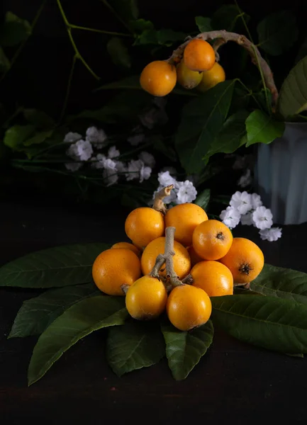 Medalhas Amarelas Frescas Maduras Colhidas Hora Com Folhas Fundo Madeira — Fotografia de Stock