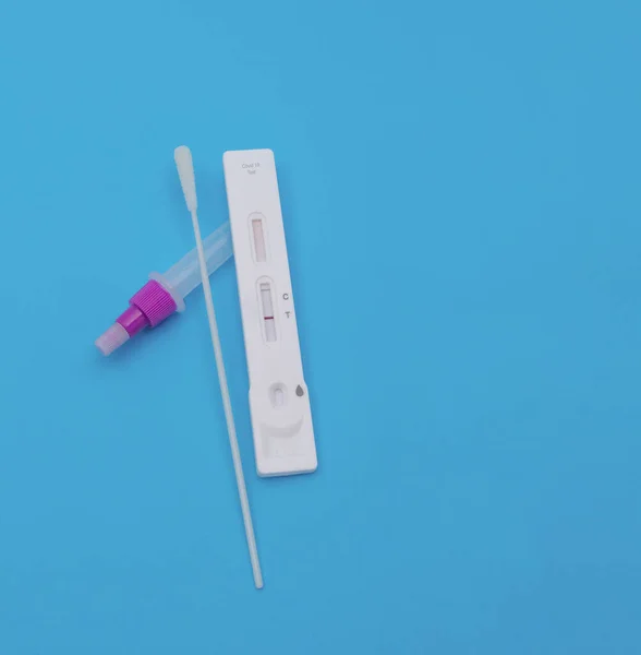 Teste Rápido Esfregaço Antígeno Nasal Para Detecção Vírus Covid Resultado — Fotografia de Stock
