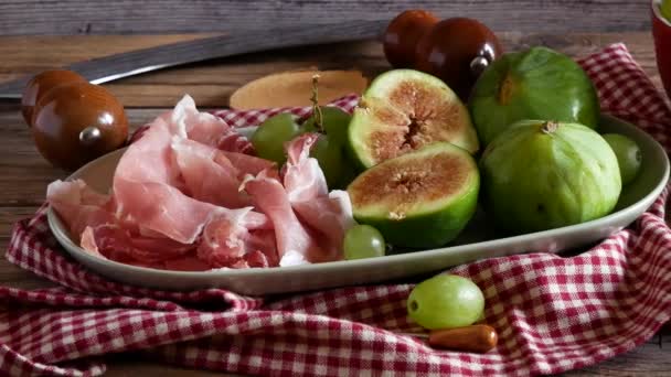 Tracking Shot Plate Figs Raw Ham Typical Italian Appetizer — Wideo stockowe