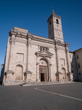 ASCOLI PICENO, İtalya - 22 Ağustos 2022: VIII ve XVI yüzyıllar arasında inşa edilen St. Emidio katedralinin manzarası