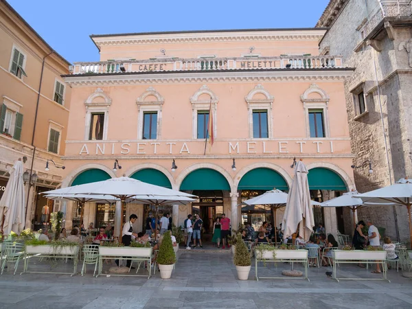 Ascoli Piceno Italië August 2022 Mensen Bij Caffe Meletti Gelegen — Stockfoto