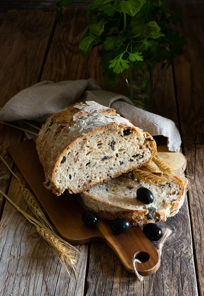 带有全麦面粉和黑橄榄的典型阿普拉斯面包 — 图库照片