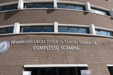 Napoli, İtalya - 17 Ekim 2022: Napoli Federico 2 Tıp Fakültesi Scampia Üniversitesi Kompleksinin açılışı, dış görüş