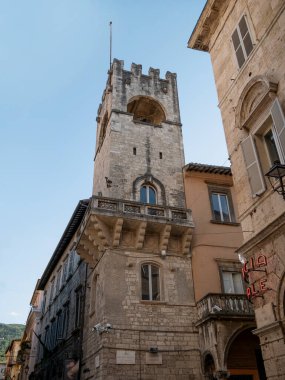 ASCOLI PICENO, İTALYA 22 AĞUSTOS 2022: Ascoli Piceno kulesinin mimari ayrıntıları