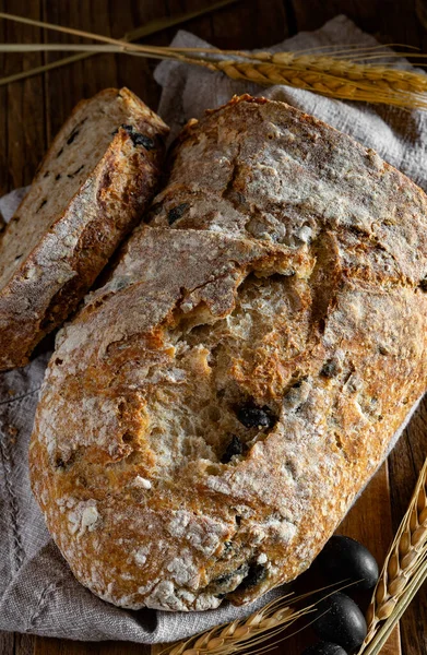 Typiskt Apuliskt Bröd Med Fullkornsmjöl Och Svarta Oliver — Stockfoto