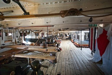 28 Eylül 2021 'de İngiltere, Hampshire' daki Portsmouth Tersanesi 'nde bulunan HMS Savaşçısı' nın güvertesindeki top sıraları.