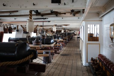 28 Eylül 2021 'de İngiltere, Hampshire' daki Portsmouth Tersanesi 'nde bulunan HMS Savaşçısı' nın güvertesindeki top sıraları.