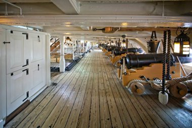 28 Eylül 2021 'de İngiltere' nin Hampshire kentindeki Portsmouth rıhtımında HMS Victory 'nin güvertesindeki top mermileri.