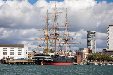 İngiltere 'nin ilk demir gövdeli zırhlı savaş gemisi HMS Warrior 29 Eylül 2021' de İngiltere 'nin Hampshire kentindeki Portsmouth rıhtımına demir attı.