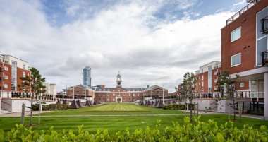 30 Eylül 2021 'de Millennium Walkway, Portsmouth, Hampshire, İngiltere' deki çimenli bir avlu çevresindeki konut ve binalar