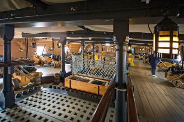 28 Eylül 2021 'de İngiltere' nin Hampshire kentindeki Portsmouth rıhtımında HMS Victory 'nin güvertesindeki top mermileri.