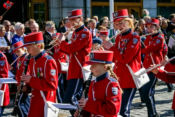 Norveç 'in Oslo kentinde 17 Mayıs 2009' da düzenlenen Norveç Anayasa Günü 'nde çocuk bandosu yürüyüşü