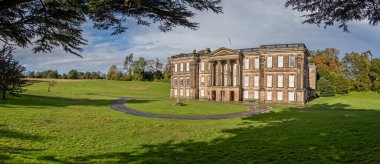 31 Ekim 2021 'de Ticknall, Derbyshire yakınlarındaki Calke Abbey' in görkemli panoramik manzarası