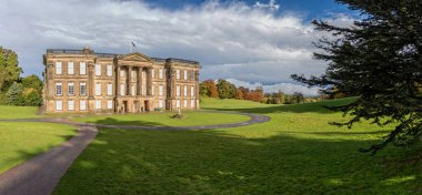 31 Ekim 2021 'de Ticknall, Derbyshire yakınlarındaki Calke Abbey' in görkemli panoramik manzarası