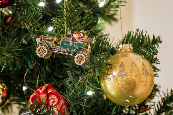 Zbliżenie Świątecznego Rocznika Dekoracji Samochodu Niosąc Prezenty Choince — Zdjęcie stockowe