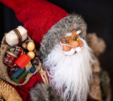 Noel Baba 'nın Noel süslemelerinin Noel hediyeleriyle dolu olduğu bir şenliğin kapağı.