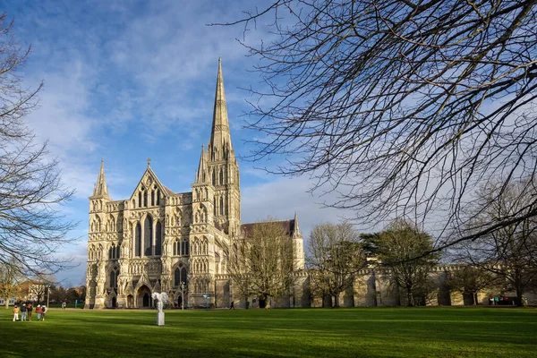Gotik stil Salisbury Katedrali 4 Ocak 2022 'de İngiltere' nin Wiltshire kentinde çekildi.