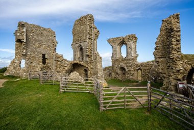 18 Şubat 2022 'de İngiltere' nin Corfe, Dorset kentindeki kale alanından görülen yıkık duvarlar ve pencereler grubunu kapatın.