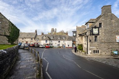 Bankes Arms ve Greyhound Inn barlarının arka planında Corfe Castle kalıntıları, Doğu Caddesi, Dorset, İngiltere 'de 18 Şubat 2022