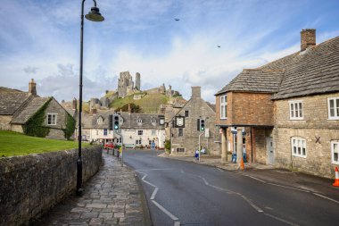 Bankes Arms ve Greyhound Inn barlarının arka planında Corfe Castle kalıntıları, Doğu Caddesi, Dorset, İngiltere 'de 18 Şubat 2022