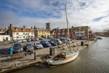 16 Şubat 2022 'de İngiltere' nin Dorset kentindeki Wareham rıhtımındaki Old Granary Pub & retsaurant 'ın görüntüsü