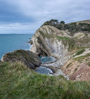 8 Şubat 2022 'de İngiltere' nin Dorset kentindeki Lulworth Koyu 'ndaki Merdiven Koyu ve jeolojik özellikleri